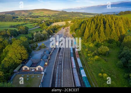 Ein alter und inaktiver Zug am Bahnhof Bolton Abbey in Yorkshire, Nordengland Stockfoto