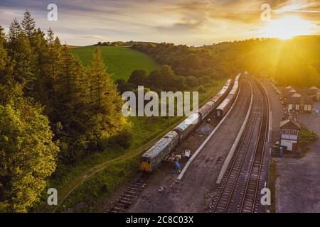 Ein alter und inaktiver Zug am Bahnhof Bolton Abbey in Yorkshire, Nordengland Stockfoto