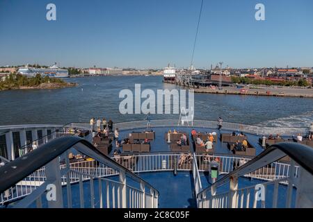 Helsinki, Uusimaa, Finnland, 20. Juli 2020. Außenterrasse auf der Viking Line Fähre. Hochwertige Fotos Stockfoto