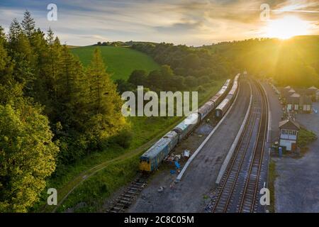 Ein alter und inaktiver Zug am Bahnhof Bolton Abbey in Yorkshire, Nordengland Stockfoto