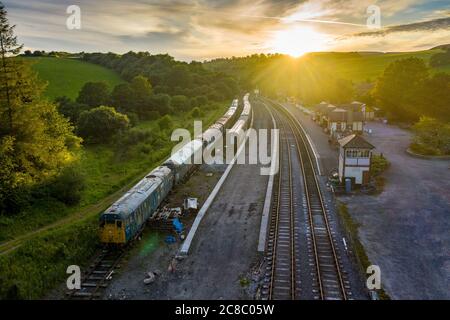 Ein alter und inaktiver Zug am Bahnhof Bolton Abbey in Yorkshire, Nordengland Stockfoto