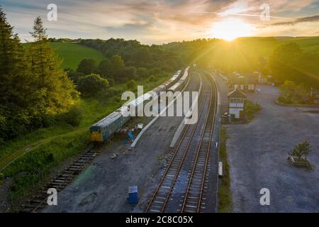 Ein alter und inaktiver Zug am Bahnhof Bolton Abbey in Yorkshire, Nordengland Stockfoto