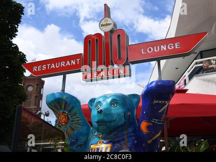 Berlin, Deutschland. Juli 2020. Blick auf das Restaurant 'Mio Berlin' direkt unter dem Fernsehturm am Alexanderplatz. In der Berliner Bar, wo mehrere Gäste angeblich den Coronavirus infiziert haben, wurden laut Bezirk Mitte die Coronabestimmungen missachtet. (To dpa 'Corona Cases in Berlin bar - District speaks of rule verachts') Quelle: Britta Pedersen/dpa-Zentralbild/dpa/Alamy Live News Stockfoto