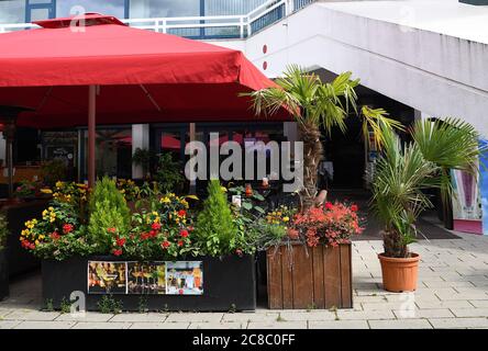 Berlin, Deutschland. Juli 2020. Blick auf das Restaurant 'Mio Berlin' direkt unter dem Fernsehturm am Alexanderplatz. In der Berliner Bar, wo mehrere Gäste angeblich den Coronavirus infiziert haben, wurden laut Bezirk Mitte die Coronabestimmungen missachtet. (To dpa 'Corona Cases in Berlin bar - District speaks of rule verachts') Quelle: Britta Pedersen/dpa-Zentralbild/dpa/Alamy Live News Stockfoto