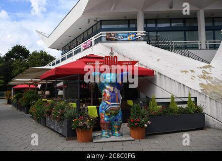 Berlin, Deutschland. Juli 2020. Blick auf das Restaurant 'Mio Berlin' direkt unter dem Fernsehturm am Alexanderplatz. In der Berliner Bar, wo mehrere Gäste angeblich den Coronavirus infiziert haben, wurden laut Bezirk Mitte die Coronabestimmungen missachtet. (To dpa 'Corona Cases in Berlin bar - District speaks of rule verachts') Quelle: Britta Pedersen/dpa-Zentralbild/dpa/Alamy Live News Stockfoto