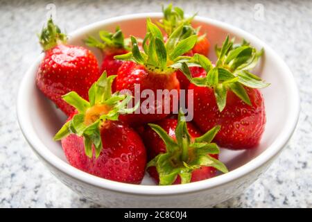 Nahaufnahme von Erdbeeren in einer Schüssel Stockfoto