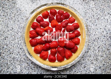 Frischer Erdbeer-Frischkäse-Kuchen von oben auf der Küchentheke Stockfoto