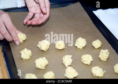 Vorbereiten und Backen von Keksen für die Weihnachtszeit Stockfoto