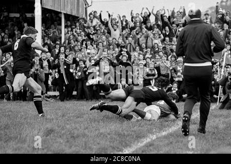 Llanelli RFC Flügelspieler Mark Jones erzielte den Eröffnungstring in ihrem Spiel gegen die Tour Neuseeland All Blacks im Stradey Park, Llanelli, Wales am 21. Oktober 1980. Stockfoto