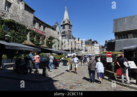 der freistehende hölzerne Glockenturm der Saint Catherine's Church (Église Sainte-Catherine) in Honfleur, Normandie, Frankreich Stockfoto