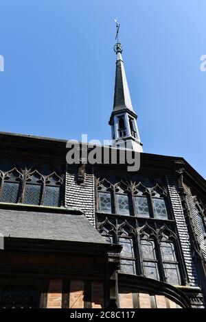 der freistehende hölzerne Glockenturm der Saint Catherine's Church (Église Sainte-Catherine) in Honfleur, Normandie, Frankreich Stockfoto