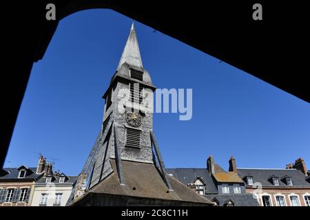 der freistehende hölzerne Glockenturm der Saint Catherine's Church (Église Sainte-Catherine) in Honfleur, Normandie, Frankreich Stockfoto