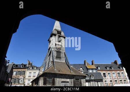 der freistehende hölzerne Glockenturm der Saint Catherine's Church (Église Sainte-Catherine) in Honfleur, Normandie, Frankreich Stockfoto