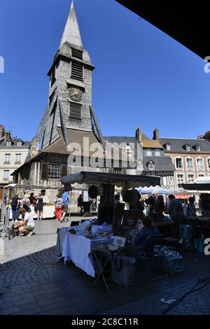 der freistehende hölzerne Glockenturm der Saint Catherine's Church (Église Sainte-Catherine) in Honfleur, Normandie, Frankreich Stockfoto
