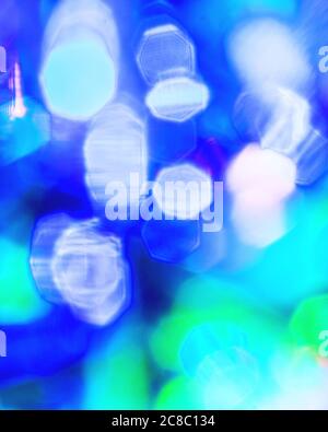 Blured Lichter Girlande, im Kristall reflektiert. Leuchtende Textur. Abstrakter Hintergrund für Design. Stockfoto