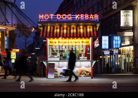 Fastfood-Kiosk an einer Straße in Wien bei Nacht Stockfoto