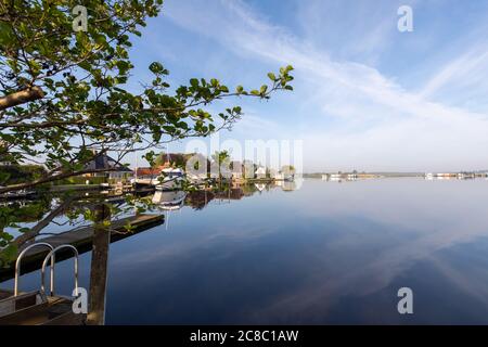 Landschaftlich schöner Blick auf den Kaag See neben dem Boterhuis Polder im Grünen Herzen Groene hart, Niederlande Holland. Wassersport und Wassersport. Stockfoto