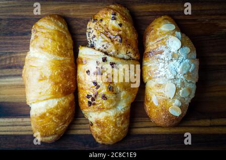 Drei Croissants auf einem Teller Stockfoto