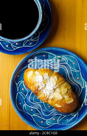 Mandel-Croissant auf einem Teller Stockfoto