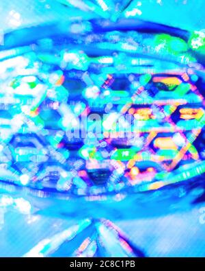 Lichter der Girlande, reflektiert im Kristall. Leuchtende Textur. Abstrakter Hintergrund für Design. Stockfoto