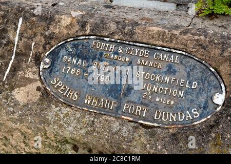 Altes Stahlschild auf einem großen Felsen in Glasgow bei Speirs Wharf, Port Dundas am Forth und Clyde Canal. Stockfoto