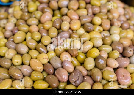 Stapel grüner Oliven auf einem Marktstand in Marokko Stockfoto