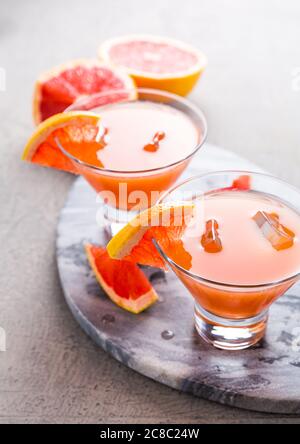 Frisches, rosa Grapefruit Getränk mit Saft. Kalte Sommer Zitrusfrüchte erfrischende Getränk oder Getränke mit Eis. Stockfoto