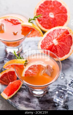 Frisches, rosa Grapefruit Getränk mit Saft. Kalte Sommer Zitrusfrucht erfrischende Getränk oder Getränke mit Rosmarin. Stockfoto