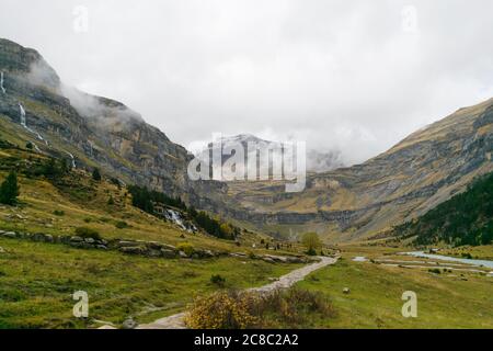 Langer Steinweg in einem Tal zwischen Bergen. Stockfoto