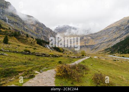 Langer Steinweg in einem Tal zwischen Bergen. Stockfoto