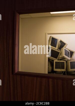 Stapel Alter Monitore im Leeren Büro Stockfoto