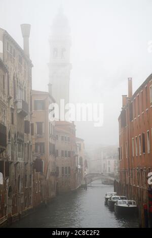 Italien Venedig-Kanal im Nebel Stockfoto