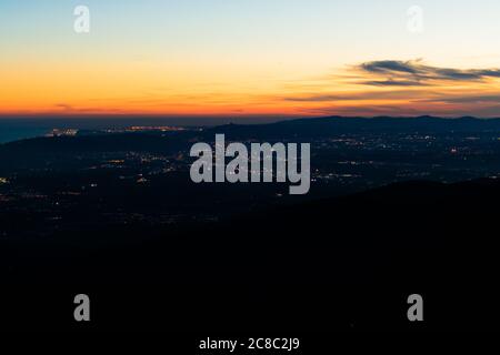 Toller Blick auf die Stadt bei Sonnenuntergang. Stockfoto