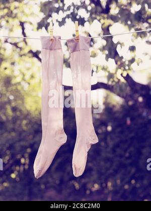 Paar Socken, die auf der Wäscheleine trocknen Stockfoto