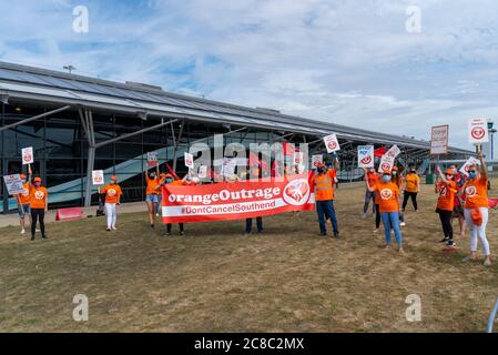 London Southend Airport, Essex, Großbritannien. Juli 2020. Aufgrund des Geschäftsverlustes infolge der COVID-19 Coronavirus-Sperre kündigte easyJet an, ihre Flughafenbasen in Newcastle, Stansted und London Southend zu schließen. Obwohl einige Flüge diese Flughäfen noch bedienen können, würde die Abstellung ihrer Basisbetriebe den Verlust von 1290 Arbeitsplätzen bedeuten. Vor dem Flughafen in Southend demonstrieren Mitarbeiter unter der Führung von Unite the Union, die für das Misfrauen gegenüber dem Chief Operating Officer der Fluggesellschaft Peter Bellew gestimmt haben Stockfoto