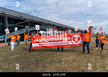 London Southend Airport, Essex, Großbritannien. Juli 2020. Aufgrund des Geschäftsverlustes infolge der COVID-19 Coronavirus-Sperre kündigte easyJet an, ihre Flughafenbasen in Newcastle, Stansted und London Southend zu schließen. Obwohl einige Flüge diese Flughäfen noch bedienen können, würde die Abstellung ihrer Basisbetriebe den Verlust von 1290 Arbeitsplätzen bedeuten. Vor dem Flughafen in Southend demonstrieren Mitarbeiter unter der Führung von Unite the Union, die für das Misfrauen gegenüber dem Chief Operating Officer der Fluggesellschaft Peter Bellew gestimmt haben Stockfoto