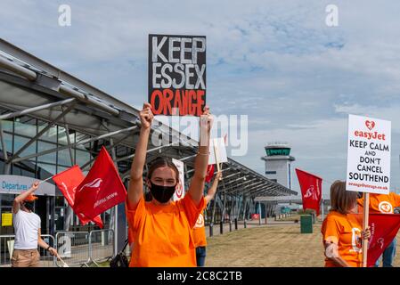 London Southend Airport, Essex, Großbritannien. Juli 2020. Aufgrund des Geschäftsverlustes infolge der COVID-19 Coronavirus-Sperre kündigte easyJet an, ihre Flughafenbasen in Newcastle, Stansted und London Southend zu schließen. Obwohl einige Flüge diese Flughäfen noch bedienen können, würde die Abstellung ihrer Basisbetriebe den Verlust von 1290 Arbeitsplätzen bedeuten. Vor dem Flughafen in Southend demonstrieren Mitarbeiter unter der Führung von Unite the Union, die für das Misfrauen gegenüber dem Chief Operating Officer der Fluggesellschaft Peter Bellew gestimmt haben Stockfoto