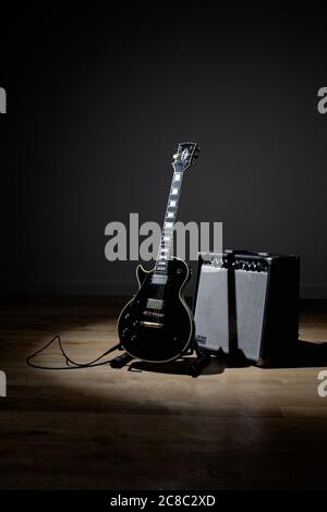 E-Gitarre und Verstärker Stockfoto