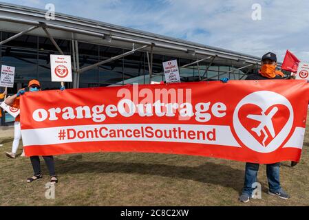 London Southend Airport, Essex, Großbritannien. Juli 2020. Aufgrund des Geschäftsverlustes infolge der COVID-19 Coronavirus-Sperre kündigte easyJet an, ihre Flughafenbasen in Newcastle, Stansted und London Southend zu schließen. Obwohl einige Flüge diese Flughäfen noch bedienen können, würde die Abstellung ihrer Basisbetriebe den Verlust von 1290 Arbeitsplätzen bedeuten. Vor dem Flughafen in Southend demonstrieren Mitarbeiter unter der Führung von Unite the Union, die für das Misfrauen gegenüber dem Chief Operating Officer der Fluggesellschaft Peter Bellew gestimmt haben Stockfoto