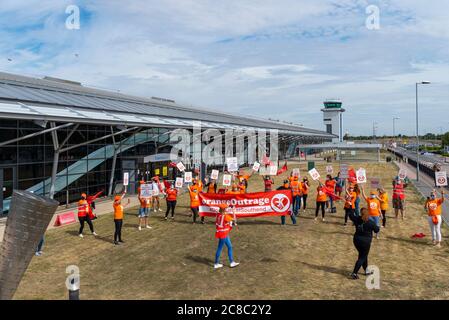 London Southend Airport, Essex, Großbritannien. Juli 2020. Aufgrund des Geschäftsverlustes infolge der COVID-19 Coronavirus-Sperre kündigte easyJet an, ihre Flughafenbasen in Newcastle, Stansted und London Southend zu schließen. Obwohl einige Flüge diese Flughäfen noch bedienen können, würde die Abstellung ihrer Basisbetriebe den Verlust von 1290 Arbeitsplätzen bedeuten. Vor dem Flughafen in Southend demonstrieren Mitarbeiter unter der Führung von Unite the Union, die für das Misfrauen gegenüber dem Chief Operating Officer der Fluggesellschaft Peter Bellew gestimmt haben Stockfoto