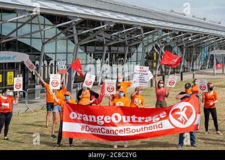 London Southend Airport, Essex, Großbritannien. Juli 2020. Aufgrund des Geschäftsverlustes infolge der COVID-19 Coronavirus-Sperre kündigte easyJet an, ihre Flughafenbasen in Newcastle, Stansted und London Southend zu schließen. Obwohl einige Flüge diese Flughäfen noch bedienen können, würde die Abstellung ihrer Basisbetriebe den Verlust von 1290 Arbeitsplätzen bedeuten. Vor dem Flughafen in Southend demonstrieren Mitarbeiter unter der Führung von Unite the Union, die für das Misfrauen gegenüber dem Chief Operating Officer der Fluggesellschaft Peter Bellew gestimmt haben Stockfoto