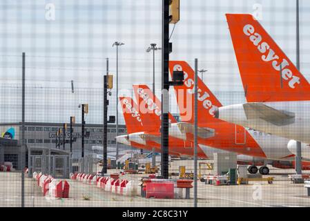 London Southend Airport, Essex, Großbritannien. Juli 2020. Aufgrund des Geschäftsverlustes infolge der COVID-19 Coronavirus-Sperre kündigte easyJet an, ihre Flughafenbasen in Newcastle, Stansted und London Southend zu schließen. Obwohl einige Flüge diese Flughäfen noch bedienen können, würde die Abstellung ihrer Basisbetriebe den Verlust von 1290 Arbeitsplätzen bedeuten. Die Anzahl der easyJet-Flugzeuge ist in Southend gelagert Stockfoto