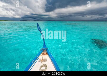 Blick von der Terrasse des traditionellen maledivischen hölzerne Fischerboote auf der tropischen Insel mit Sandstrand und Palmen. Stockfoto