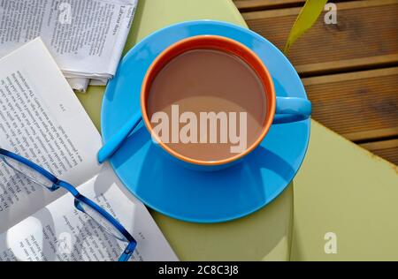tasse Kaffee auf bemaltem Gartentisch, norfolk, england Stockfoto