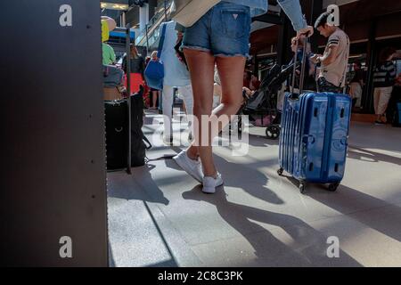 Helsinki, Uusimaa, Finnland, 20. Juli 2020. Terminal auf Viking Line, Leute warten auf die Fähre. Hochwertige Fotos Stockfoto