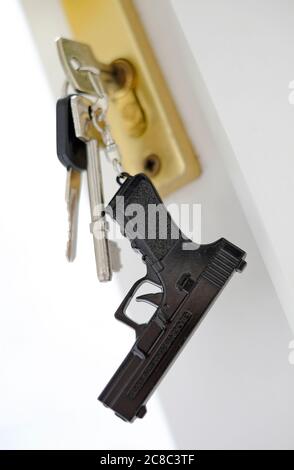 Zündschlüssel und Schlüssel im Türschloss Stockfoto