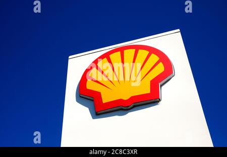 Shell-Logo-Schild vor der Tankstelle, norfolk, england Stockfoto