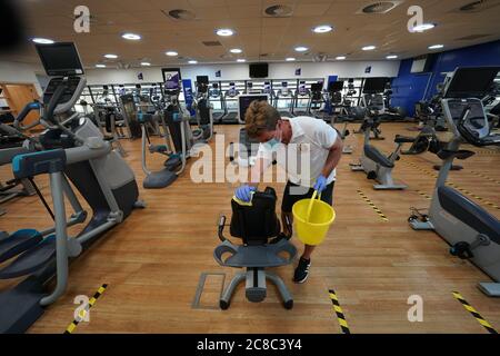 David Silver, 54, Fitness- und Reha-Trainer reinigt Fitnessgeräte im North Tyneside Council Waves Gym and Swimming Center in Whitley Bay North Tyneside vor seiner Wiedereröffnung, nachdem weitere Einschränkungen für Coronavirus-Sperren in England aufgehoben wurden. Stockfoto