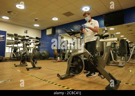 David Silver, 54, Fitness- und Reha-Trainer reinigt Fitnessgeräte im North Tyneside Council Waves Gym and Swimming Center in Whitley Bay North Tyneside vor seiner Wiedereröffnung, nachdem weitere Einschränkungen für Coronavirus-Sperren in England aufgehoben wurden. Stockfoto