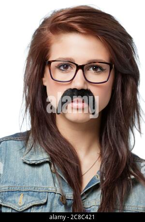 Brünette Frau trägt gefälschte Schnurrbart Stockfoto